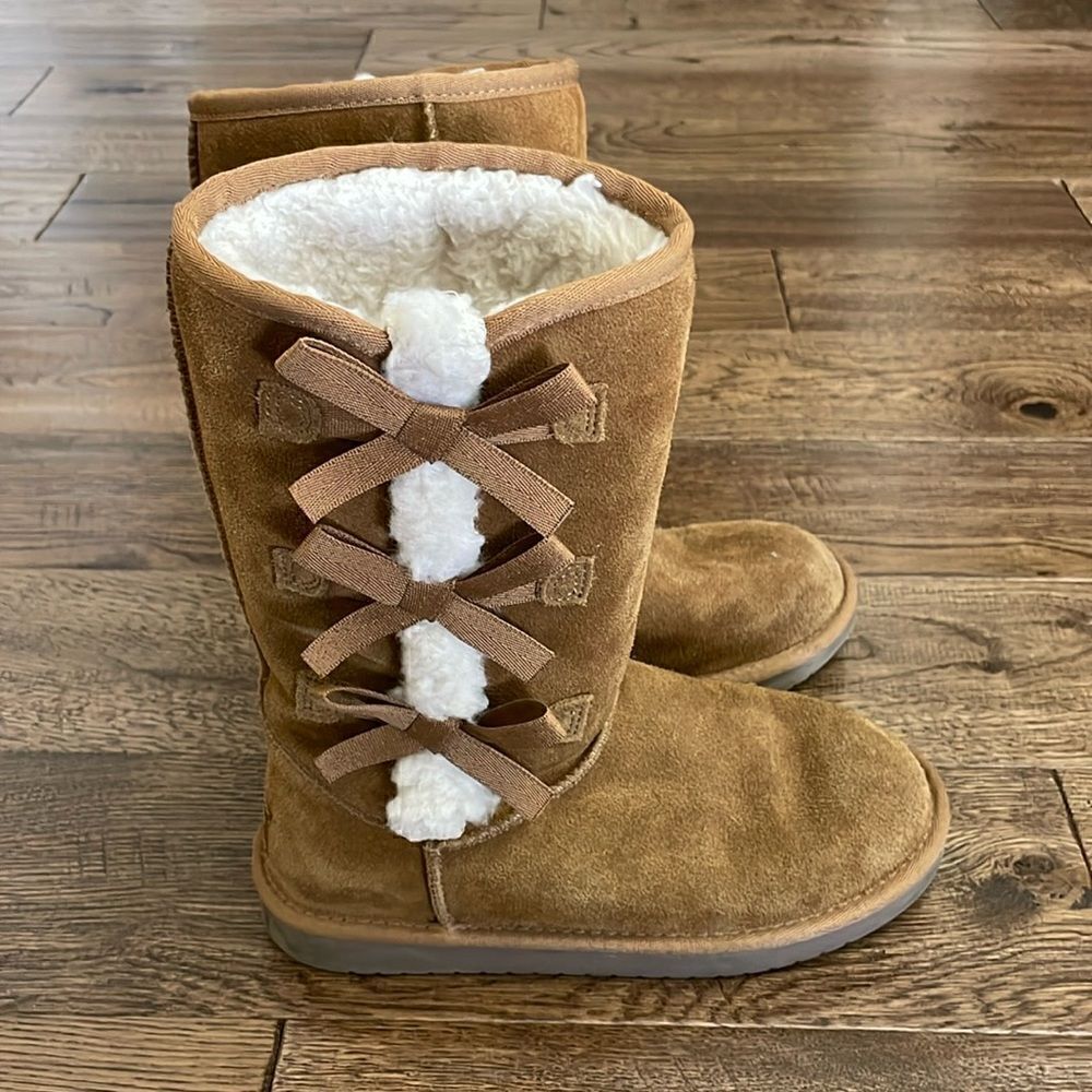 Girls Koolaburra Bow boots. Chestnut. Sz 4.